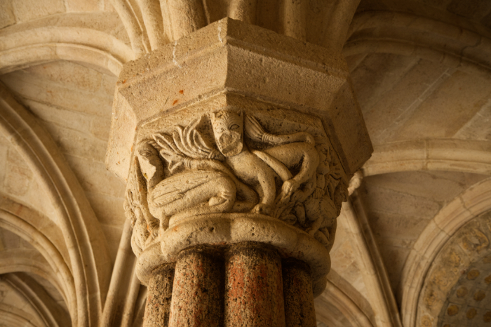 Capitel del interior de la sala capitular del monasterio de Carracedo
